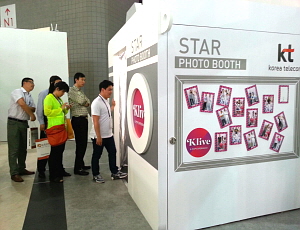  관람객들이 한류 스타들과 찍은 사진을 간직할 수 있는 '스타 포토박스'를 이용하기 위해 기다리고 있다. = 최민지 기자