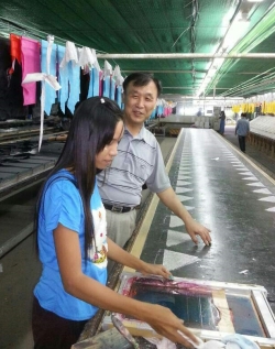 섬유인쇄기업 ALL ACE의 생산관리 총책임자 전명기 씨. ALL ACE는 한국인이 운영하는 중소기업으로 섬유제품에 스크린인쇄를 하는 섬유인쇄기업이다. 현재 현지인 80명과 한국인 3명이 주력하고 있다. ⓒ 한국폴리텍대학