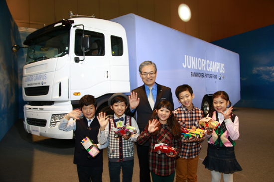  BMW 코리아 미래재단 주니어 캠퍼스 출범을 맞아 김효준 사장이 기념촬영을 하고 있다. ⓒ BMW코리아