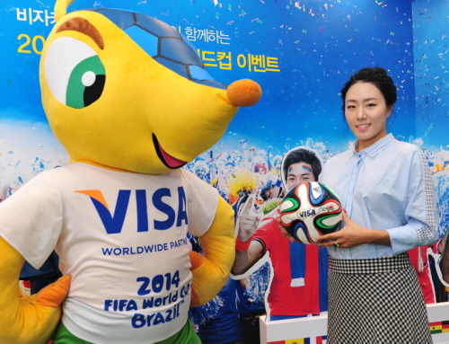  비자 후원 선수인 이상화 선수가 2014 FIFA 브라질 월드컵 공인구를 들고 포즈를 취하고 있다.  ⓒ비자