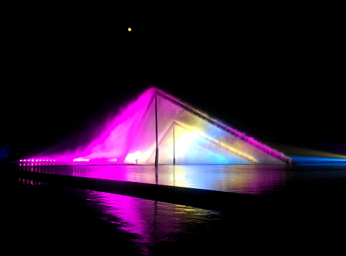 중국 항저우시 관광의 백미는 호수를 무대로 삼은 '인상서호' 공연인데, 배우들이 물 위를 걸어다니는 듯한 모습과 찬란한 빛의 향연이 어우러져 감탄을 자아낸다. ⓒ 프라임경제