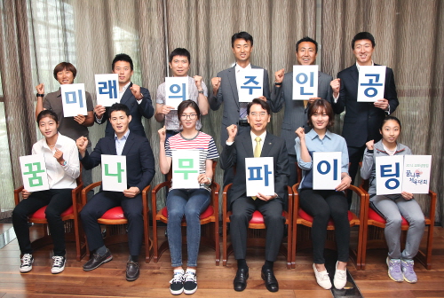  꿈나무대회 출신 선수들과 신창재 교보생명 회장이 올해 꿈나무체육대회에 참가하는 어린 선수들을 응원하며 파이팅을 외치고 있다. ⓒ 교보생명