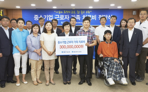  서울 을지로 본점에서 권선주 은행장(첫번째 줄 가운데)과 중소기업 근로자 가족들이 치료비 전달식을 마치고 기념촬영을 하고 있다. ⓒ IBK기업은행