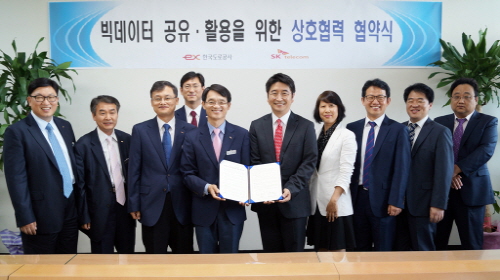  16일 조영환 SK텔레콤 상무(왼쪽에서 6번째)와 채철표 한국도로공사 ICT센터장(왼쪽에 5번째)은 협약 체결 후 적극적 협업을 다짐했다. ⓒ SK텔레콤