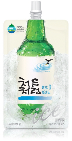  처음처럼 순한 쿨 파우치. 롯데주류는 소주업계 최초로 파우치 형태의 신개념 포장방식을 적용해 슬러쉬 음료처럼 얼렸다가 녹여 마실 수 있는 '처음처럼 순한 쿨' 을 선보였다. ⓒ 롯데주류