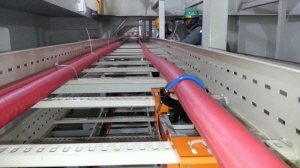 대우조선해양이 업계 최초 선박과 해양플랜트에 들어가는 전선을 자동으로 설치하는 '전선 포설 로봇'을 개발했다. 사진은 전선 포설 로봇의 현장 적용 모습. Ⓒ 대우조선해양