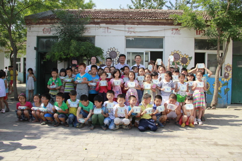  삼광글라스㈜는 지난 12일, 중국 북경 창평 진화학교에서 어린이들에게 후원물품인 글라스락을 전달했다. ⓒ 삼광글라스㈜