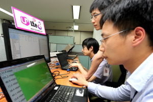  LG유플러스 직원들이 금천구 독산동 사옥에서 업링크 CA 속도를 측정하고 있다. ⓒ LG유플러스