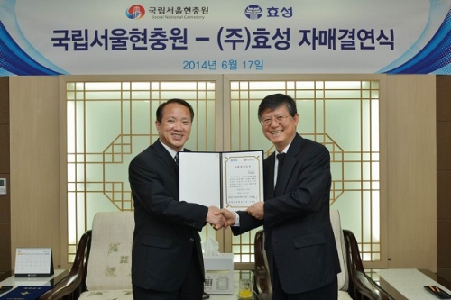  장형옥 효성나눔봉사단장(오른쪽)과 이선근 국립서울현충원장(왼쪽)이 1사 1묘역 자매결연 협약서를 들고 미소 짓고 있다. ⓒ 효성