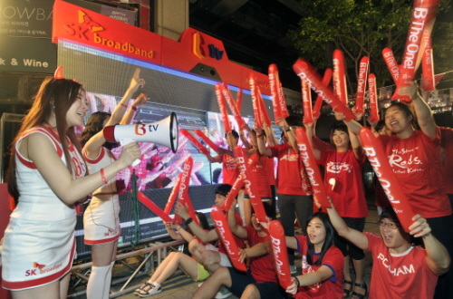  18일 새벽 시민들은 한국과 러시아의 브라질 월드컵 조별리그 첫 경기에 앞서 서울 홍익대 근처에 마련된 SK브로드밴드 '비더원' 부스에서 응원을 펼치고 있다. ⓒ SK브로드밴드