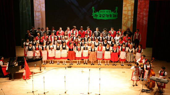  지난해 10월 전남 곡성서 주관해 열린 &lsquo;2013 한국요델축제 합창공연&rsquo; 과 알폰 공연모습. ⓒ광주엔시안요델클럽