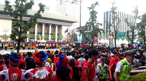  한국와 러시아의 브라질 월드컵 조별리그 1차전을 함께 응원하기 위해 서울 광화문 길거리 응원 지역 일대에 수많은 시민들이 모여있다. ⓒ 프라임경제