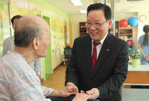 바이오 전문 연구기관인 생명공학연구원에서 호국보훈의 달을 맞아 대전보훈요양원을 찾아 위문했다. &copy; 생명연