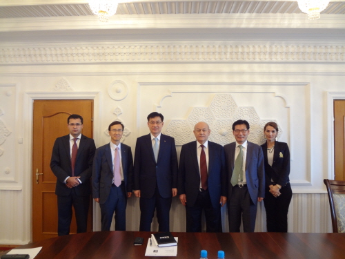  산업은행이 우즈베키스탄 내 유일의 한국계 은행인 'KDB Bank 우즈베키스탄(KDBUz)'을 교두보로, 경협사업과 현지 진출기업에 대한 금융지원을 확대한다. 사진 좌측 2번째부터 KDBUz 곽용규 행장, KDB산업은행 홍기택 회장, 물라자노프 우즈벡중앙은행 총재, KDB산업은행 민경진 부행장. ⓒ 산업은행