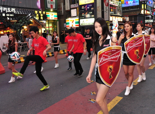  오비맥주 '버드와이저'는 길거리 예술 축구 공연팀이 선보이는 현란한 축구 묘기 '아트 사커(Art Soccer)'를 통해 전세계인이 버드와이저가 함께 즐긴다는 메시지를 담아 월드컵 분위기를 한껏 살린다. ⓒ 오비맥주