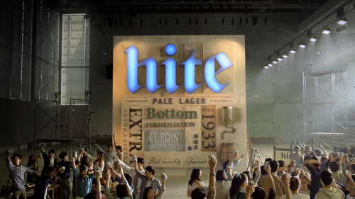  지난 2008년부터 대한민국 축구 국가대표팀을 후원하는 공식 후원사 하이트진로는 80년 양조기술을 집약해 맥주 품질을 글로벌 수준으로 향상시킨 제품 '뉴 하이트'로 월드컵 분위기를 고조시킨다. ⓒ 하이트진로