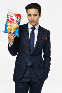  오리온 포카칩은 브랜드를 대표하는 새로운 얼굴로 배우 원빈을 모델로 발탁, 새로운 TV광고를 시작으로 마케팅 활동을 강화해 나갈 방침이다. ⓒ 오리온