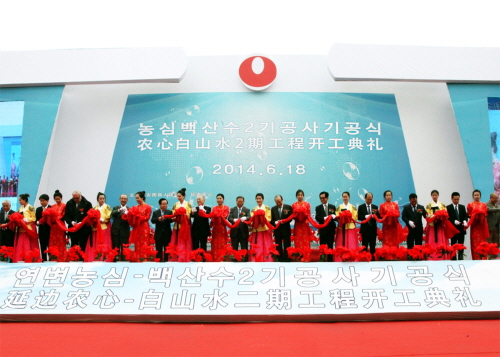  농심은 최근 백두산 이도백하에서 백산수 신공장 기공식을 가졌다. 농심 창립 이래 최대 규모인 2000억원이 투입될 백산수 신공장은 연면적 8만4000㎡로, 세계 최고 보틀링 설비를 도입하는 등 최첨단으로 건설될 예정이다. ⓒ 농심