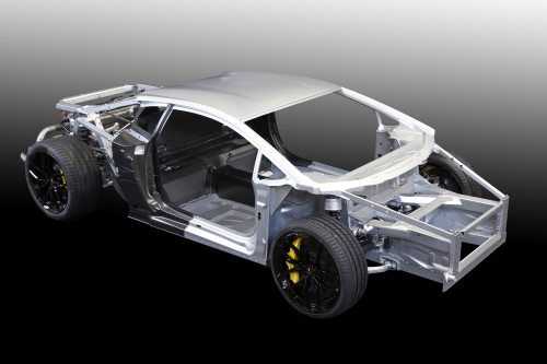  람보르기니의 탄소섬유 제작 기술의 전문성은 최근 전 세계 출시된 우라칸 LP 610-4에 잘 드러났으며, 우라칸에 새롭게 적용된 하이브리드 섀시는 탄소섬유와 알루미늄 구조물을 결합시킨 최첨단 자동차 제작기술의 결정체다. ⓒ 람보르기니