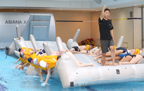  19일 서울 강서구 오쇠동 아시아나항공 비상착수훈련장에서 오로라항공 승무원들이 탈출용 슬라이드를 이용한 안전훈련을 받고 있다. ⓒ 아시아나항공