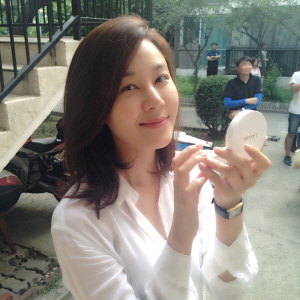  코리아나화장품이 라비다 광고 촬영장에서 찍은 라비다 뮤즈 김하늘 사진을 공개했다. ⓒ 코리아나화장품