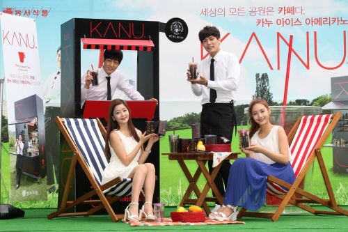  광화문 세종문화회관 뒤뜰에서 열린 동서식품 인스턴트 원두커피 '카누 아이스' 행사에서 모델들이 '카누 아이스 아메리카노'가 담겨있는 텀블러와 카누 제품을 들고 포즈를 취하고 있다. ⓒ 동서식품