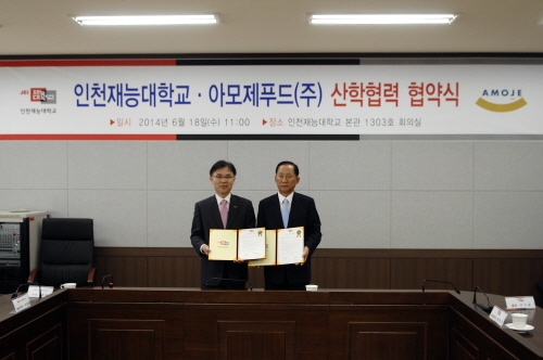  정성모 아모제푸드 시스템 사장(사진 왼쪽)과 이기우 인천재능대학교 총장(사진 오른쪽)이 산학협력 MOU 체결 후 기념 촬영을 하고 있다. ⓒ 아모제푸드