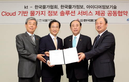  (왼쪽부터)△김구열 한국물가정보 총괄사장 △유양환 KT 기업사업컨설팅본부장 △김철운 한국 물가협회 대표 △유흥배 이디어정보기술 대표가 협약 체결 후 기념촬영을 하고 있다. ⓒ KT