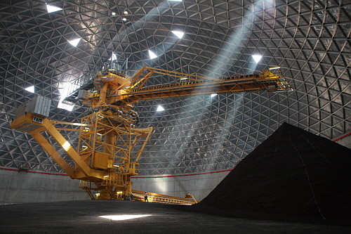  세계 최초로 도입된 현대제철의 밀폐형 원료 저장시설은 환경오염이 없을 뿐 아니라 날씨에 영향을 받지 않고 작업을 할 수 있어 효율성이 높다. 사진은 밀폐형 원로 저장시설 내부 모습. ⓒ 현대제철