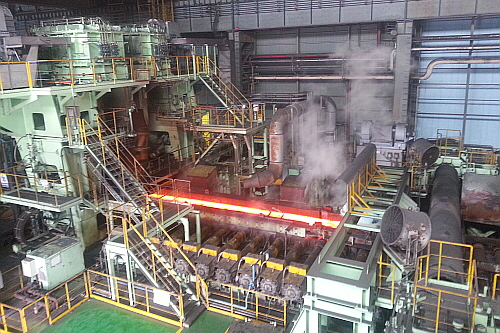  당진제철소 열연공장에서 시뻘건 슬라브가 레일을 타고 이동하고 있다. = 이보배 기자