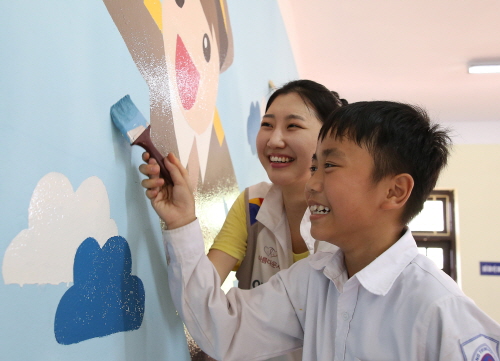  아시아나항공은 베트남 학생들이 더 나은 환경에서 공부할 수 있도록 지난 2011년부터 매년 회사차원의 사회공헌 활동을 활발히 펼치고 있다. ⓒ 아시아나항공