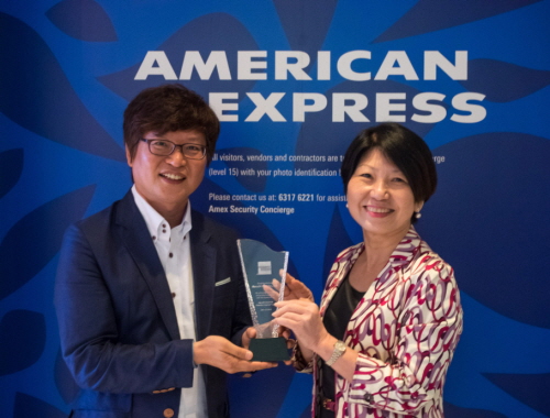  임성식 마케팅본부장(사진 왼쪽)이 아멕스카드 아시아지역 대표 스추 수석 부사장(Siew Choo, Senior Vice President)으로부터 '아멕스 혁신 상품상'을 수상하고 있다.  ⓒ 하나SK카드