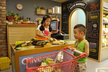  CJ제일제당이 성남시 분당에 위치한 고용노동부 산하 공공기관 한국잡월드에 어린이들이 현실 세계의 직업을 체험해볼 수 있는 '올리브 마켓'을 열었다. ⓒ CJ제일제당