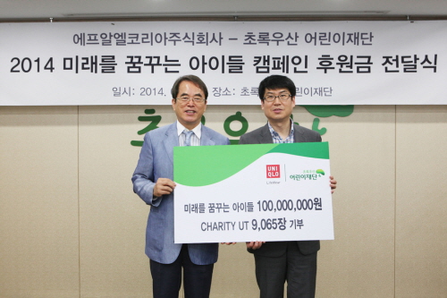  홍성호 ㈜에프알엘코리아 대표(사진 우)가 이제훈 초록우산 어린이재단(사진 좌)에 'Thanks Sale' 수익금 및 'Charity UT'를 기부한 뒤 기념촬영을 하고 있다. ⓒ 유니클로