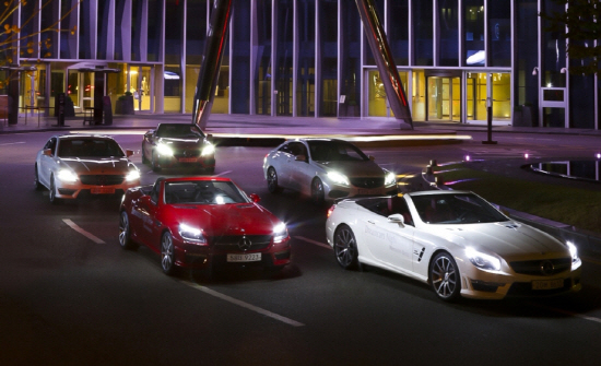  메르세데스-벤츠 코리아는 아름다운 야경을 바라보며 매혹적인 자사 드림카 모델들을 직접 체험할 수 있는 기회를 제공하고자 'Dreamcars Night Drive' 행사를 마련했다. 이날 벤츠가 공개한 드림카 라인업에는 △C-클래스 쿠페 △E-클래스 쿠페 △E-클래스 카브리올레 △CLS-클래스 △CLS 슈팅 브레이크 △SLK-클래스 △SL-클래스가 포함됐다. ⓒ 메르세데스-벤츠 코리아