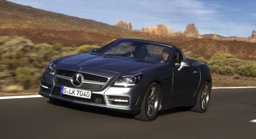  하드탑 로드스터 세그먼트의 선구자 역할을 하고 SLK-클래스는 '롱노즈 숏데크'의 전형적인 로드스터 디자인으로, V형 6기통 가솔린 직분사 엔진과 7G-트로닉 플러스 변속기가 조화를 이뤄 뛰어난 연비와 저감된 이산화탄소 배출량을 실현했다. ⓒ 메르세데스-벤츠 코리아