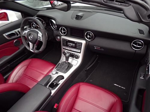  SLK 350의 인테리어를 살펴보면 4개의 원형 송풍구와 대시보드에 새롭게 추가된 아날로그시계가 실내를 한 층 더 고급스럽게 강조했으며, 에어가이드와 에어스카프 등 눈에 띄는 장치들이 여럿 장착됐다. = 노병우 기자