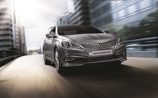  부산 모터쇼를 통해 최초로 공개된 2015년형 그랜저 디젤 모델은 R2.2 E-VGT  클린 디젤 엔진을 탑재해 최고출력 202마력, 최대토크 45.0kg&middot;m의 동력성능과 함께 14.0km/L의 높은 연비를 달성했다. Ⓒ 현대자동차