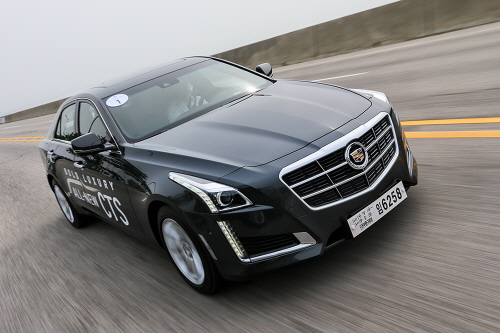  캐딜락 브랜드 디자인의 과거와 미래를 보여주는 듯한 절묘한 매력이 표현된 '올 뉴 캐딜락 CTS'는 브랜드 정체성 '아트 앤 사이언스'와  새롭게 내세운 '과감한 럭셔리(Bold Luxury)'가 조화를 이뤘다. ⓒ 캐딜락