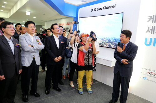  '케이블 UHD 상용서비스' 국회 시연행사에 참여한 주요 인사들이 관련 서비스에 대한 설명을 듣고 있다. ⓒ 한국케이블TV방송협회