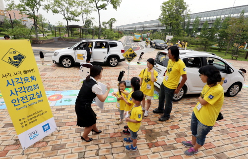  한국GM은 이번 캠페인에 동참하는 운전자들을 대상으로 반사재 재질의 차량 부착용 캠페인 스티커를 무료로 배부할 예정이다. ⓒ 한국GM