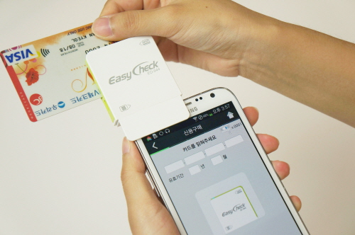  'EasyCheck-Mobile'은 리더기에서부터 카드정보를 암호화하고 서명 거래와 비밀번호 거래 모두 가능하다. ⓒ KICC