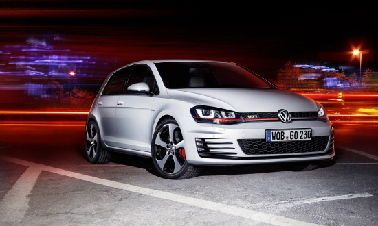  고성능 컴팩트카 세그먼트를 정착시키며 자동차 마니아들에게 높은 인기를 얻어 온 골프 GTI의 7세대 모델은 실내&middot;외 디자인과 파워트레인 모두 새롭게 설계되면서 역사상 가장 강력한 카리스마를 자랑한다.