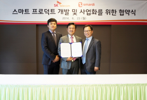  23일 SK텔레콤 을지로 사옥에서 (오른쪽부터)조승원 SK텔레콤 기업사업 3본부장과 최재붕 성균관대 스마디 소장&middot;스마디 부설 오경식 ㈜스마디 대표가 IoT 상품 공동개발 및 사업화 추진을 위한 양해각서를 체결했다. ⓒ SK텔레콤
