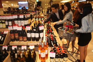  롯데백화점은 올 여름 맥주보다 와인을 찾는 고객들이 증가할 것으로 예상됨에 따라 27일부터 와인 행사를 진행한다. ⓒ 롯데백화점