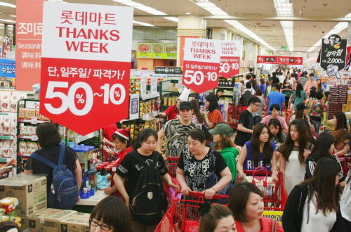  월드컵을 통해 조금은 살아났던 소비 심리 회복을 위해 롯데마트에서는 연말 행사로 준비했었던 블랙프라이데이 행사를 6개월 미리 당겨서 진행한다. ⓒ 롯데마트