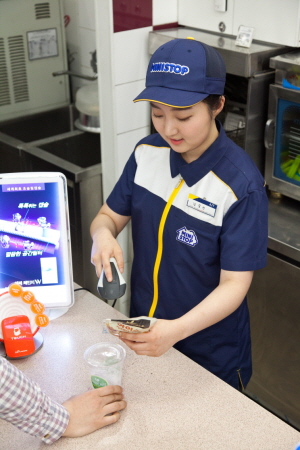  미니스톱이 더욱 청결한 위생을 제공하고자 10년만에 유니폼을 변경한다. ⓒ 미니스톱