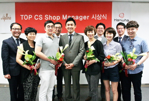  지난 23일 갤러리아는 전 지점을 대상으로 TOP CS 매니저 시상식을 진행했다. 가운데 박세훈 대표이사. ⓒ 갤러리아백화점