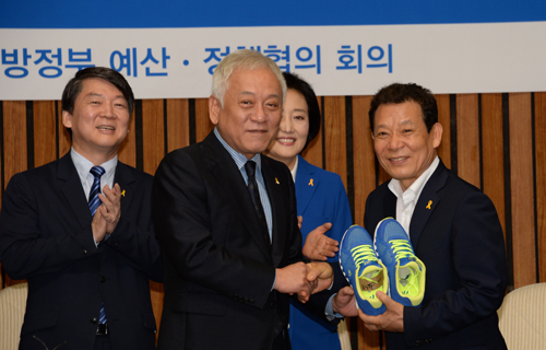  광주시내버스 파업이 장기화 조짐을 보이고 있지만 광주시장 인수위가 지난 이틀간 발송한 보도자료에는 파업에 대한 언급은 전혀 없다. &lsquo;김한길&middot;안철수 대표가 시&middot;도지사 당선인들에게 &lsquo;신발이 닳도록 열심히 뛰어달라&rsquo;는 메시지와 함께 파란 운동화를 선물했다&lsquo;는 홍보자료가 눈에 띨 뿐이다.ⓒ희망광주준비위원회