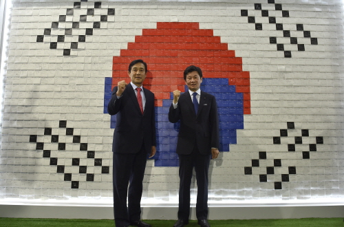  미디어센터 '하나은행 코리아하우스'가 브라질 월드컵 현지에서 제 역할을 톡톡히 해내고 있다. 하나은행과 대한축구협회가 공동 운영중인 이 센터는 각국 취재진을 지원할 수 있는 쾌적한 환경이 완비됐다. 사진은 '응원의 벽'에서 파이팅을 외치고 있는 김정태 하나금융그룹 회장(좌)과 정몽규 대한축구협회장. ⓒ 하나은행